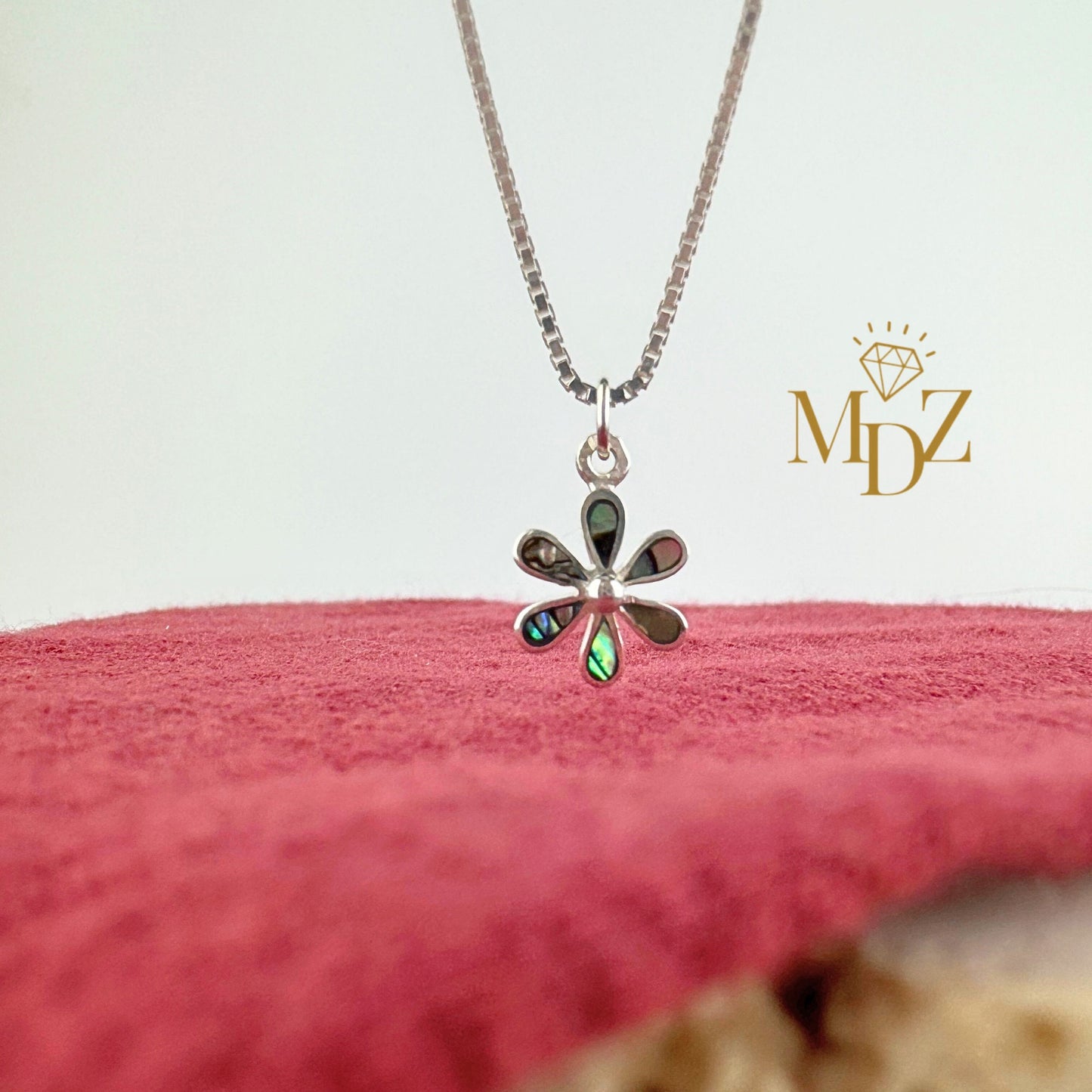 Small Daisy Necklace