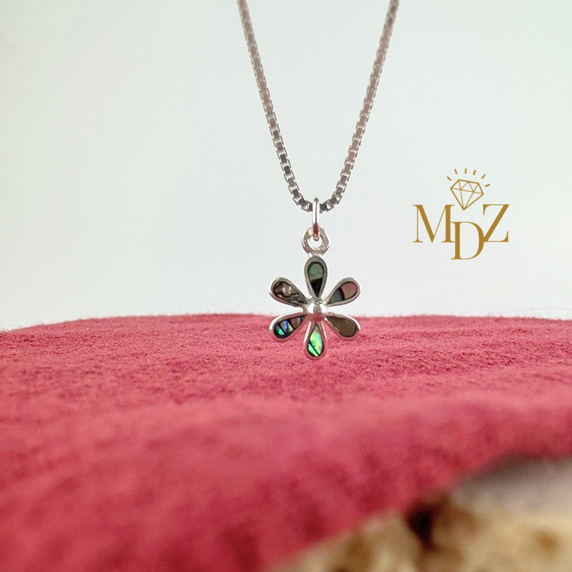 Small Daisy Necklace