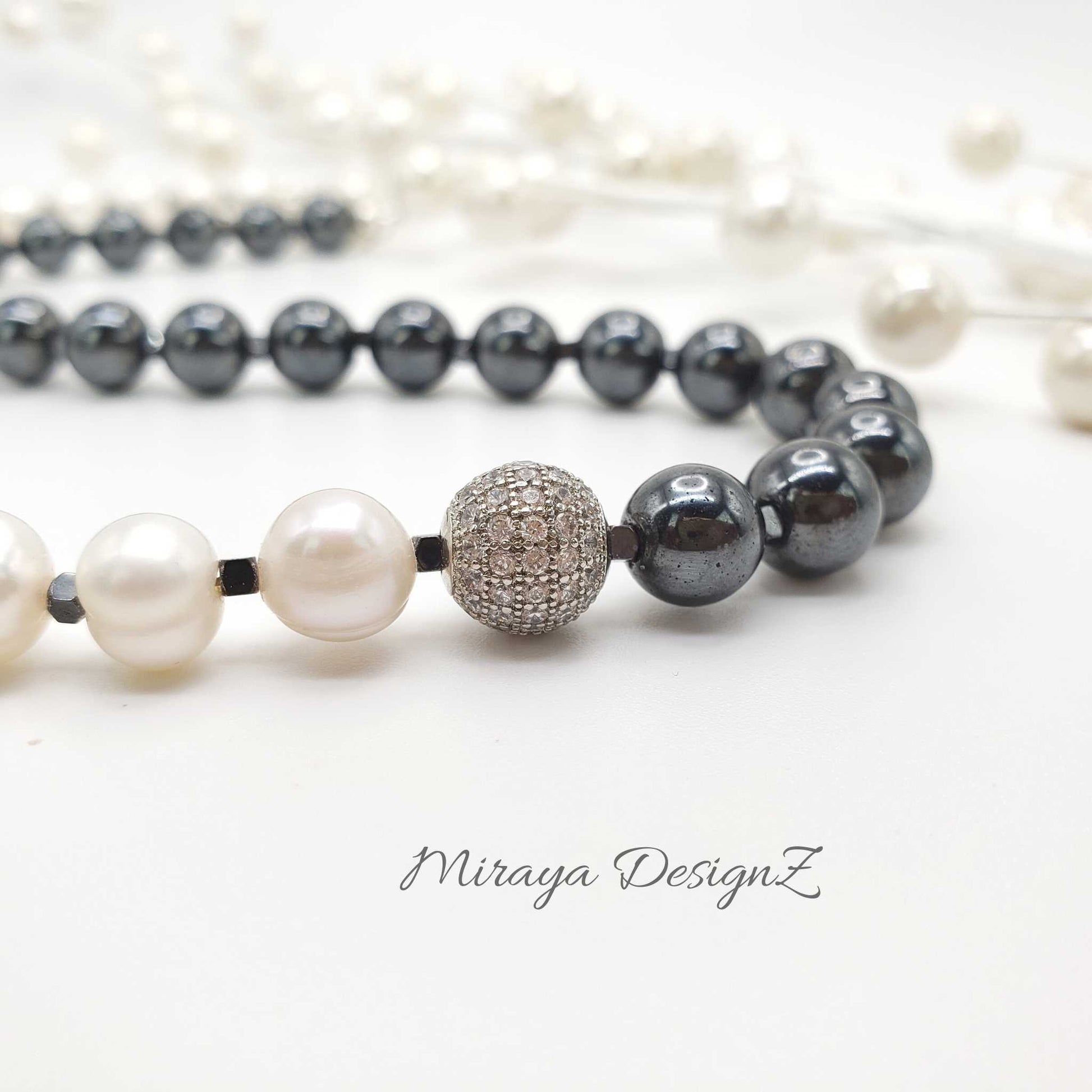 Necklace in Black and White pearls